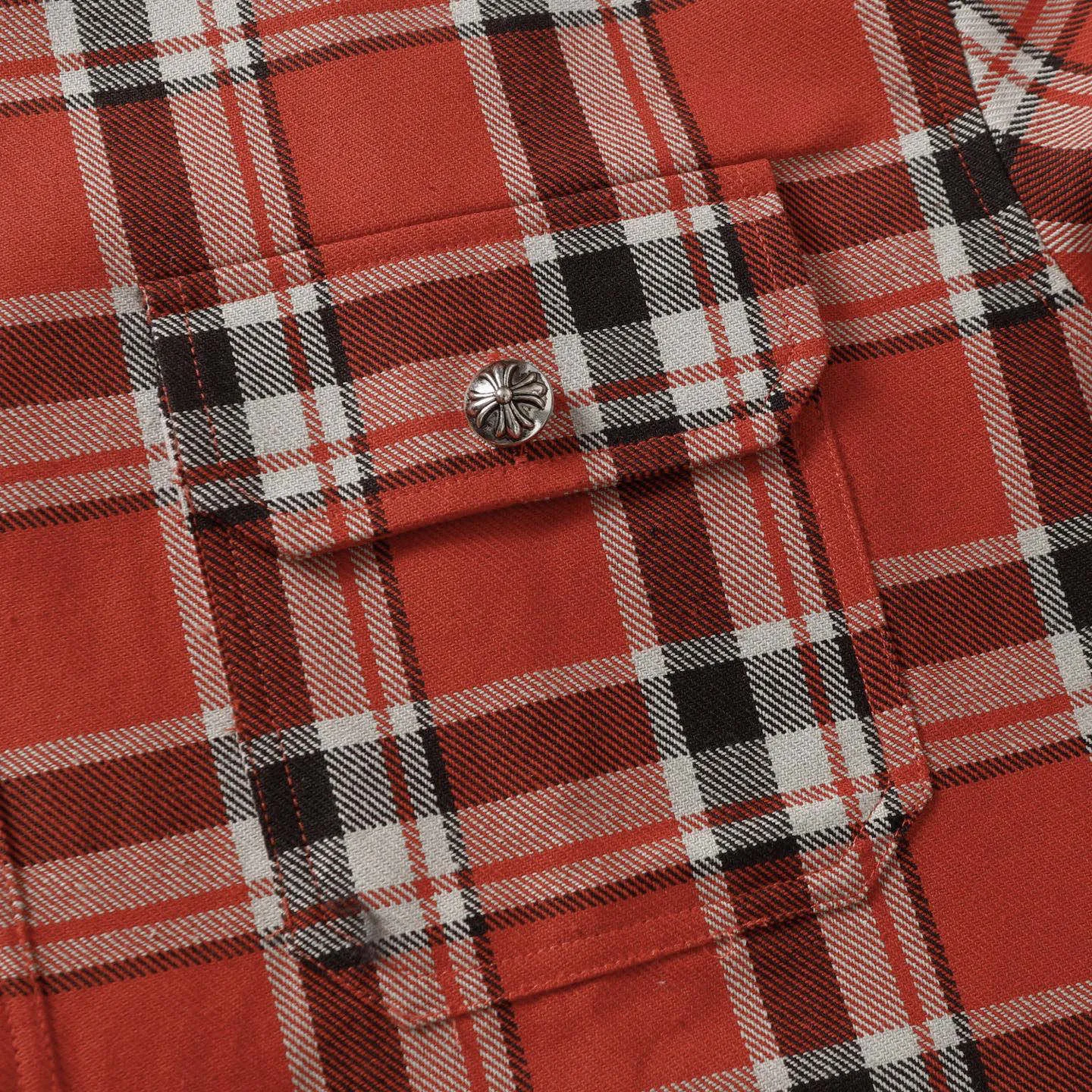 🅿️380 ch|24fw Crow Heart New Striped Plaid Splicing Silver Button Cardigan Shirt Process description: The fabric is made of custom-woven and custom-dyed wool blended fabric. The fabric contains wool components and has a very good texture. All the plaids are counter-position stitching. Every size and every plaid splicing is counter-position. It not only consumes fabric but also takes time. The details are very delicate. The sleeve logo printing uses special pulping. The characteristic of the printing process is the use of high-performance glue for printing, which creates a sense of layering on the printed pattern. The accessories of the new yb mold are used. Buttons and pocket silver jewelry are custom-developed using silver-plated foti materials. The cuffs are made with buttons and snaps that are consistent with yb and are designed with loose fit. The oversized version is truly restored. Color: blue/green/red. Size: S-XL.